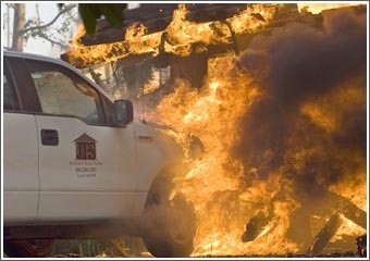الحرائق تطوق لوس أنجيليس «المنكوبة» وفرار الآلاف من المنازل المحترقة
