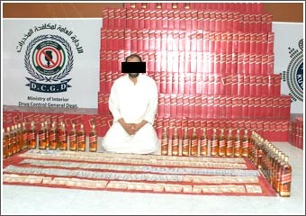رجال المكافحة يحبطون محاولة تهريب 7500 زجاجة خمر جلبها مواطن في شحنة إسفنج لـ «توزيعها في العيد»