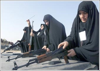 عشرات القتلى والجرحى في 3 تفجيرات أحدها نفذته «مختلة عقلياً»