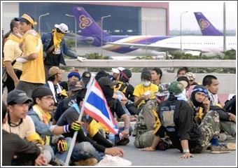 تايلند: المتظاهرون يقتحمون مطار بانكوك والسلطات تحوّل مسار الرحلات الجوية