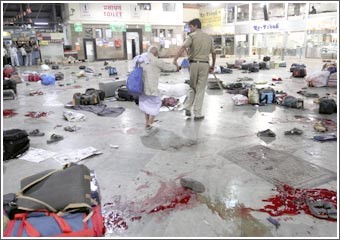 أكثر من 290 بين قتيل وجريح بهجمات إرهابية في مومباي 