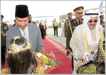 الأمير وملك ماليزيا يبحثان تعزيز العلاقات الثنائية
