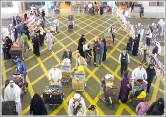 ضيوف الرحمن عادوا إلى أرض الوطن بعد تأديتهم فريضة الحج في أجواء هدوء وسلام