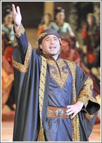 عاصي الحلاني يخترق بـ «حصانه» مسرح زايد