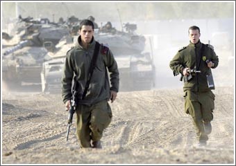 إسرائيل تستنفر على طول الحدود مع غزة وحماس تهدد برد أي عدوان 
