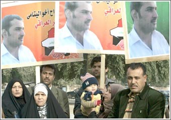 اعتصام لعائلة الصحافي الذي رشق بوش بحذائه وسط بغداد