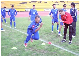 الحماسة شعار الأزرق في تدريباته أملاً في المشاركة بكأس الخليج