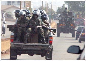 محاولة انقلاب عسكري في غينيا بعد وفاة رئيسها وقائد الجيش يؤكد:  المخططون «أقلية»