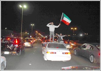 أهل الديرة احتفلوا بفوز «الأزرق»