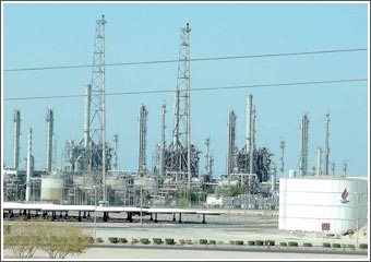 النفط الكويتي يتراجع لـ 41.12 دولاراً وارتفاع مزيج برنت إلى 45.2 دولاراً للبرميل