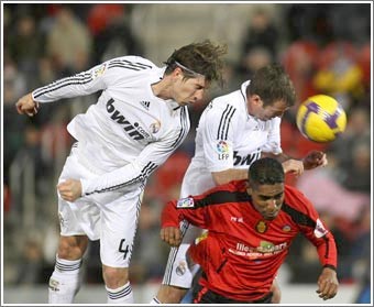 ميسي يقود برشلونة لفوز سادس أمام أوساسونا وريال مدريد يسحق مايوركا