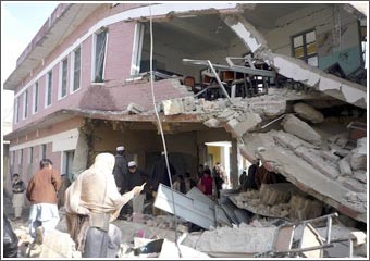 طالبان تفجّر 5 مدارس في باكستان