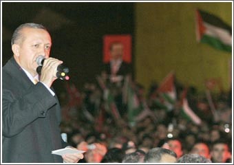 تركيا تستقبل أردوغان استقبال الأبطال بعد عودته من «دافوس» و«حماس» تعتبر انسحابه «انتصاراً» وإسرائيل تنفي اعتذار بيريز