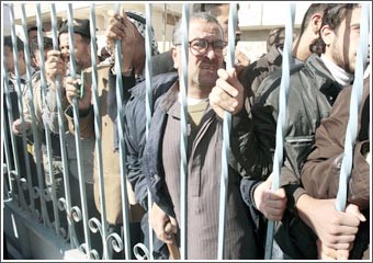 حماس تنفي دعوتها لبديل عن منظمة التحرير.. وعباس يحمل عليها ويرفض محاورتها 
