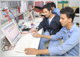 المطيري: تخصصات جديدة في التحكم المنزلي والتحكم المنطقي باستخدام التمديدات الكهربائية بالمعهد الصناعي