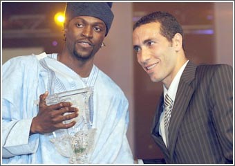 استقبال حافل لأبو تريكة والخطيب مع جائزتي أفضل لاعب وناد