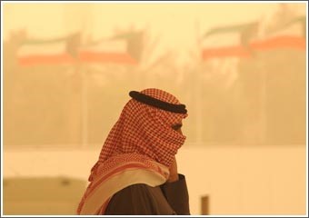 الغبار الأحمر المستورد سيطر على الأجواء وصادرات النفط الكويتية تتوقف 24 ساعة