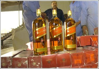 ضبط 5400 زجاجة «ريد» في أحجار جيرية بميناء الشويخ