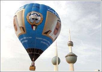 منطاد الأمير عانق أبراج الكويت ليحط في حديقة الصداقة والسلام