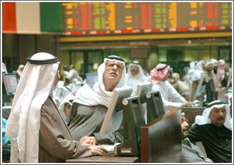 موجة بيع لجني الأرباح خاصة على الشركات القيادية تهوي بالبورصة وتفاقم وضبابية الوضع السياسي يؤجلان مشروع قانون الاستقرار المالي