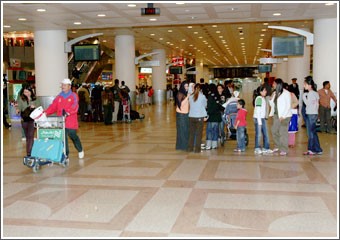 زيادة حركة الركاب بمطار الكويت الدولي بنسبة 8% في فبراير وانخفاض الشحن الجوي بـ 5%