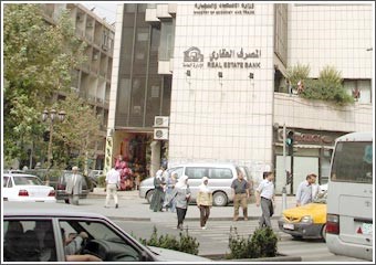 السوريون والمصارف.. علاقة فاترة وخدمات لا تلبي الحاجات