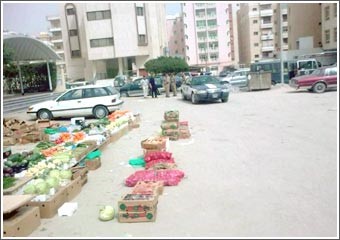 مداهمة سوق غير مرخص في منطقة المهبولة وضبط آسيوي يموّل الباعة المتجولين بالأحمدي