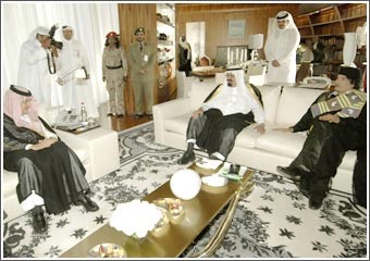 قمة المواقف «الجريئة» تُتوج بالمصالحة بين خادم الحرمين والقذافي 