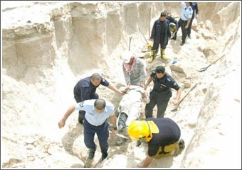 إصابة 3 عمال باكستانيين في انهيار رملي بمنطقة الضجيج