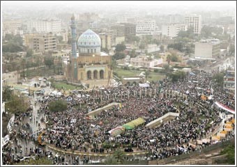 آلاف العراقيين يتظاهرون ضد الاحتلال في الذكرى الـ 6 لسقوط بغداد