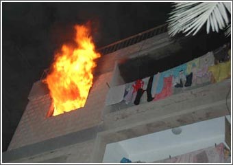 إنقاذ وافدة وطفلها من حريق هائل التهم شقة في السالمية