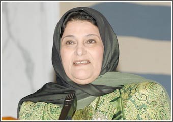 الإمارات كرّمت فايزة الخرافي لإسهاماتها في تعزيز قيمة العلم وتكريس جهودها للعمل الإنساني