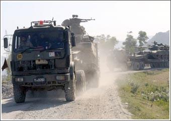 الجيش الباكستاني يواصل هجومه ضد طالبان في بونر والمتمردون يحتلون مراكز للشرطة ويحتجزون 50 رهينة