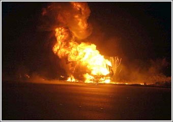 حادث مروري يشعل 1000 ليتر من الوقود على «الرابع»