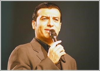 إيهاب يجدّد تعاقده مع «مزيكا»