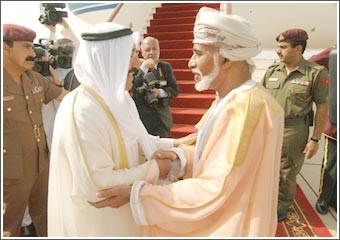 الأمير بحث مع سلطان عمان العلاقات الثنائية والقضايا المشتركة