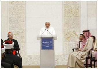 البابا خاطب المسلمين من مسجد في عمّان وأكد على «الرباط الوثيق باليهود»