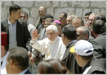 البابا من بيت لحم: أصلي لرفع الحصار عن غزة وقيام دولة فلسطينية معترف بها