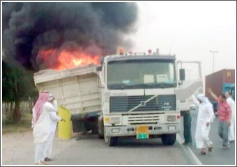 مواطن ينقذ رأس تريلة من حريق شاحنة و«تشفيط» فرحة الفوز يشعل سيارة في الأحمدي