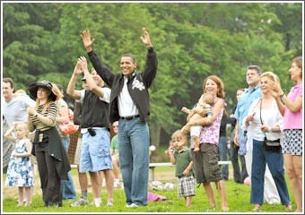 أوباما يشجع ابنتيه بحرارة في مباراة كرة قدم