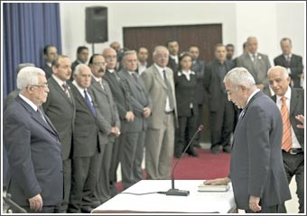 فياض يؤدي اليمين مع حكومته الجديدة ونواب «فتح» يقاطعونها