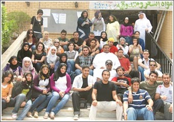 95 طالباً وطالبة أبدعوا شعرياً ومسرحياً في «اليوم الإنجليزي»
