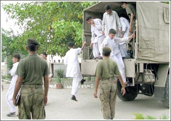 الجيش الباكستاني ينقذ طلبة عسكريين بعد ساعات من خطفهم على أيدي طالبان
