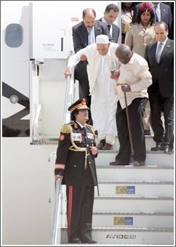 القذافي وابن عمر المختار في زيارة تاريخية إلى إيطاليا