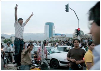 موسوي يدعو أنصاره إلى التظاهر السلمي «حداداً» ومدعي أصفهان يهددهم بالإعدام
