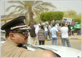 إيرانيون تظاهروا أمام سفارتهم في الكويت: أصواتنا لموسوي