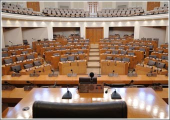 لبنان يودّع حكومة السنيورة وسجالات «منضبطة» في الساعات الأخيرة للبرلمان