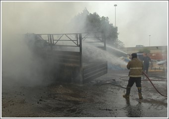 احتراق 3 شاحنات محمّلة ببضائع إلى العراق وحريق منزل يكشف مسدساً 9 ملم