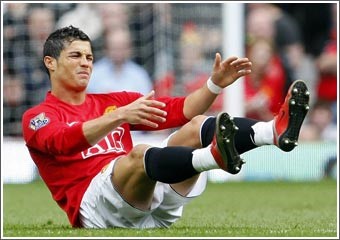 رونالدو يوقّع رسمياً مع ريال مدريد مقابل 13 مليون يورو سنوياً