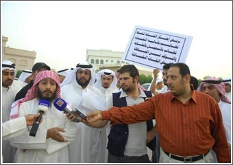 موظفو «الإطفاء» احتشدوا أمام اتحاد عمال وموظفي الكويت: إقالة رئيس النقابة وتحقيق مطالبنا العادلة وإلا الإضراب